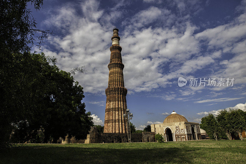 阔视野的Qutub Minar，德里-印度
